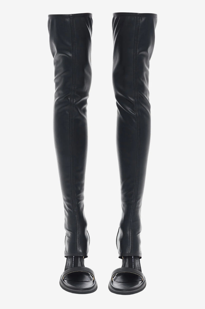 Чорні вузькі сандалі вище коліна